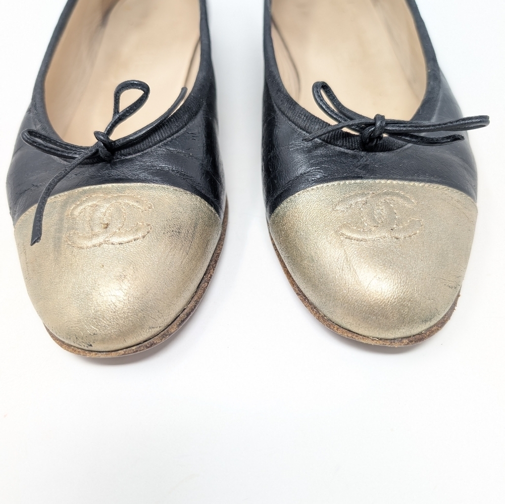 Chanel Black Gold CC Ballet Flats Cap Toe Size 37.5 Leather Monogram - Picture 4 of 13